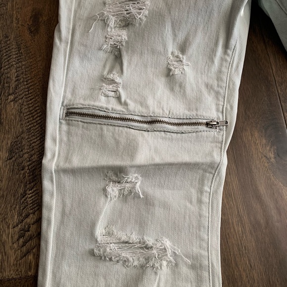 Bullhead Skinny Jeans. Zippers over knees. 32x32. - Picture 3 of 5